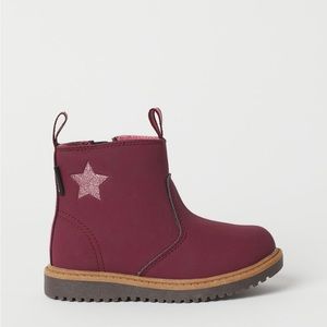 H&M Toddler Waterproof Boots. Used. Size 7.5. Dark Red/ Burgundy with Star.